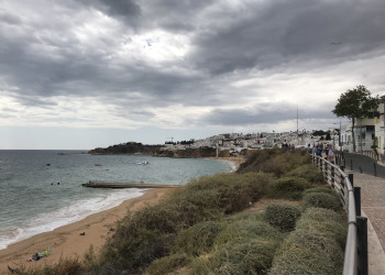 Вид на берег в Албуфейре (Albufeira), Португалия – фотографии Португалии