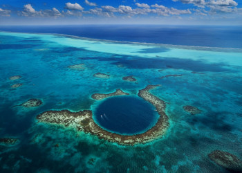 Идеально круглая воронка диаметром около десяти футбольных полей - Большая голубая дыра – фотографии Белиза