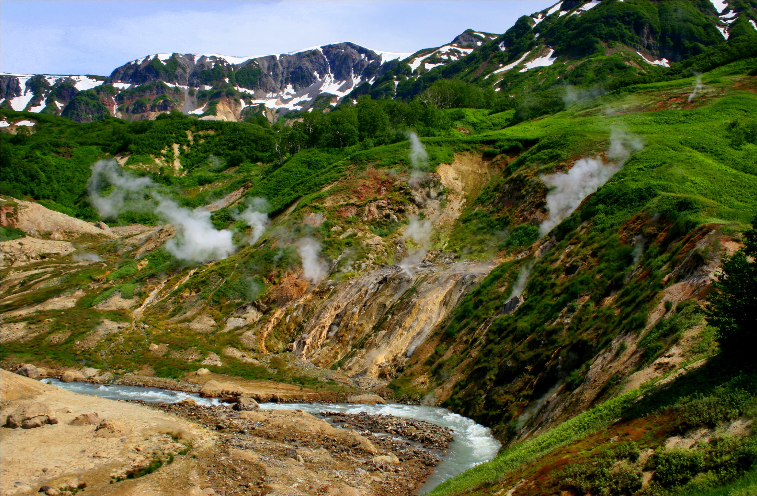 Двое гидрологов попали в неизведанный туннель в Долине Гейзеров между скал у реки Шумной – фотографии России