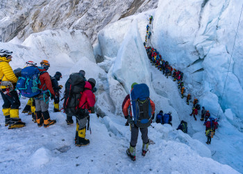 Очередь из покорителей направляется к вершине знаменитого Эвереста – фотографии Непала