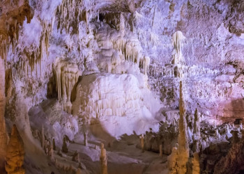 Потрясающие пещеры Фрасасси (Frasassi Caves) в итальянском регионе Марке – фотографии Италии