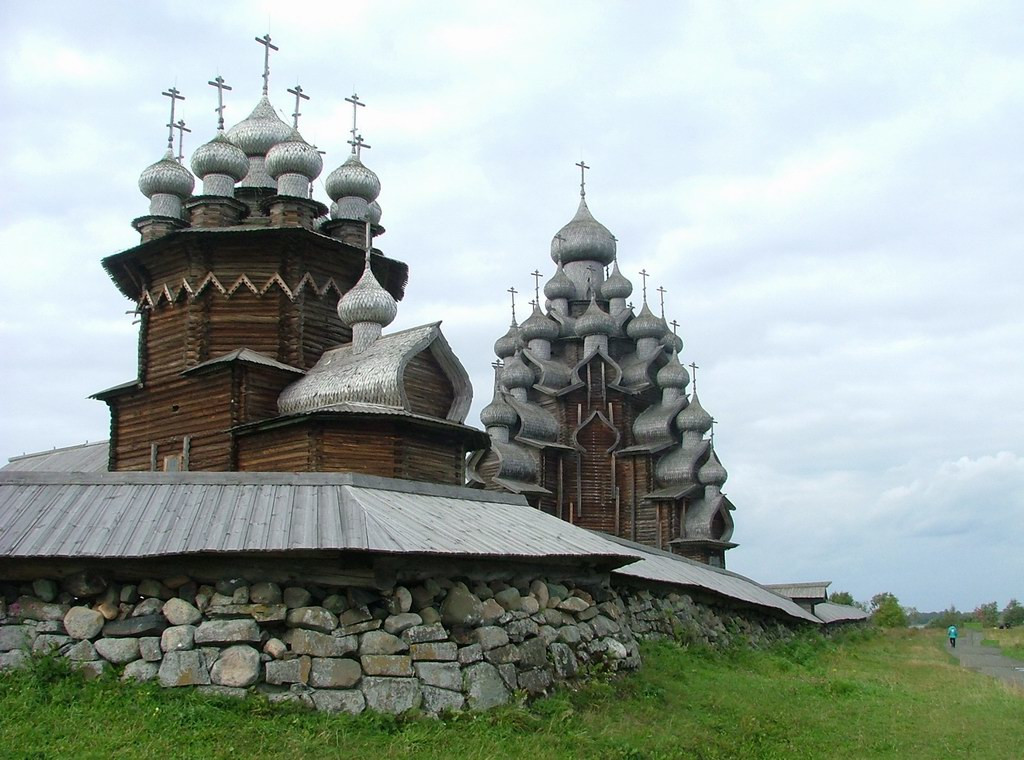 Сложные архитектурные формы церквей архитектурного ансамбля Кижи создавались без гвоздей – фотографии России