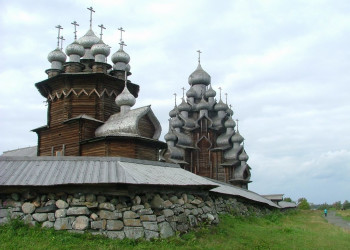 Сложные архитектурные формы церквей архитектурного ансамбля Кижи создавались без гвоздей – фотографии России