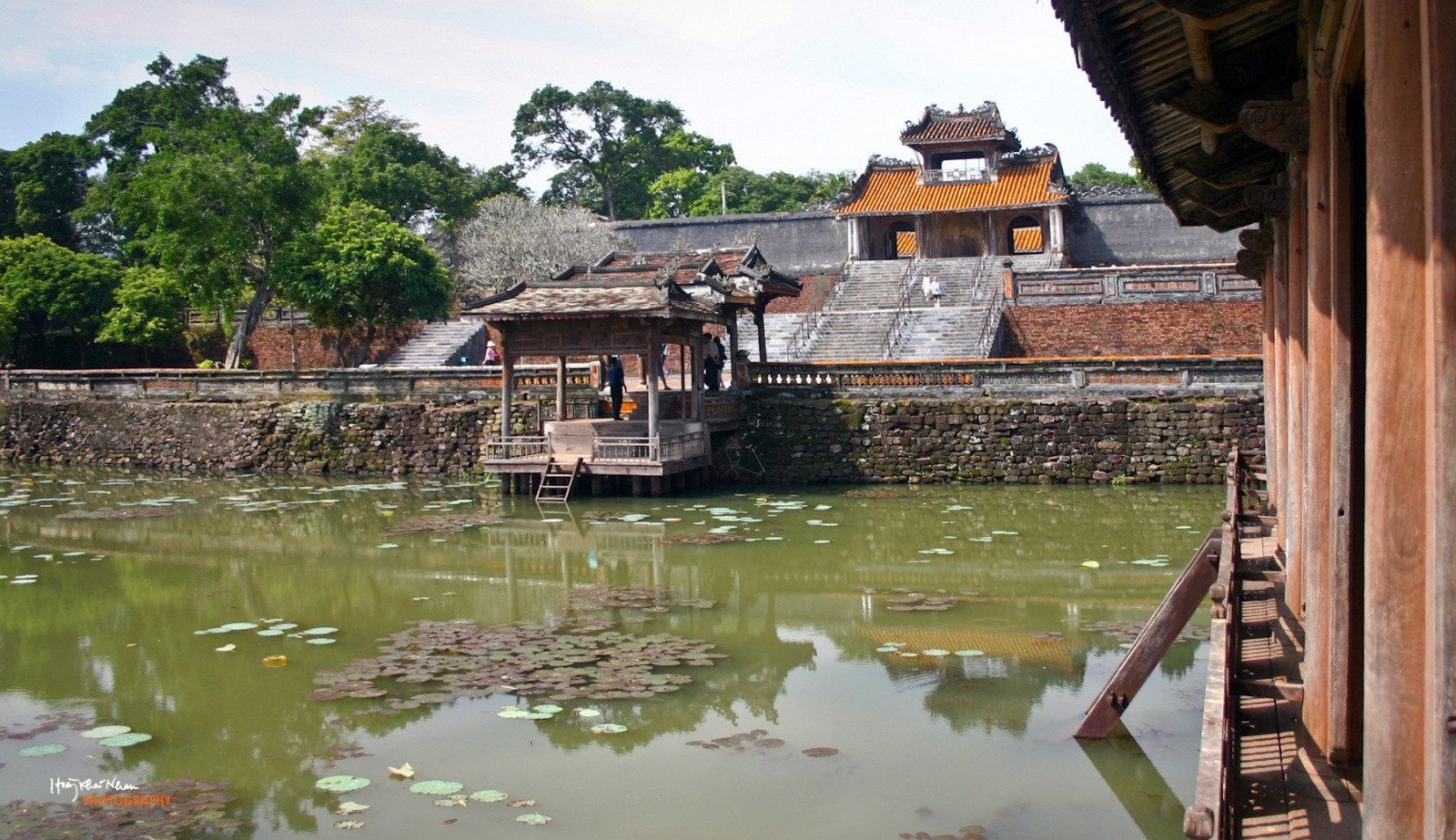 На территории гробницы Ты Дыка в Хюэ – фотографии Вьетнама