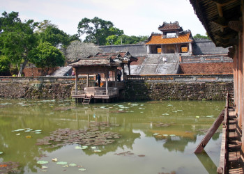 На территории гробницы Ты Дыка в Хюэ – фотографии Вьетнама