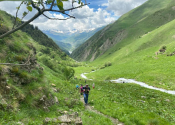 Туристы в ущелье Цмиаком, речка и горы – фотографии России