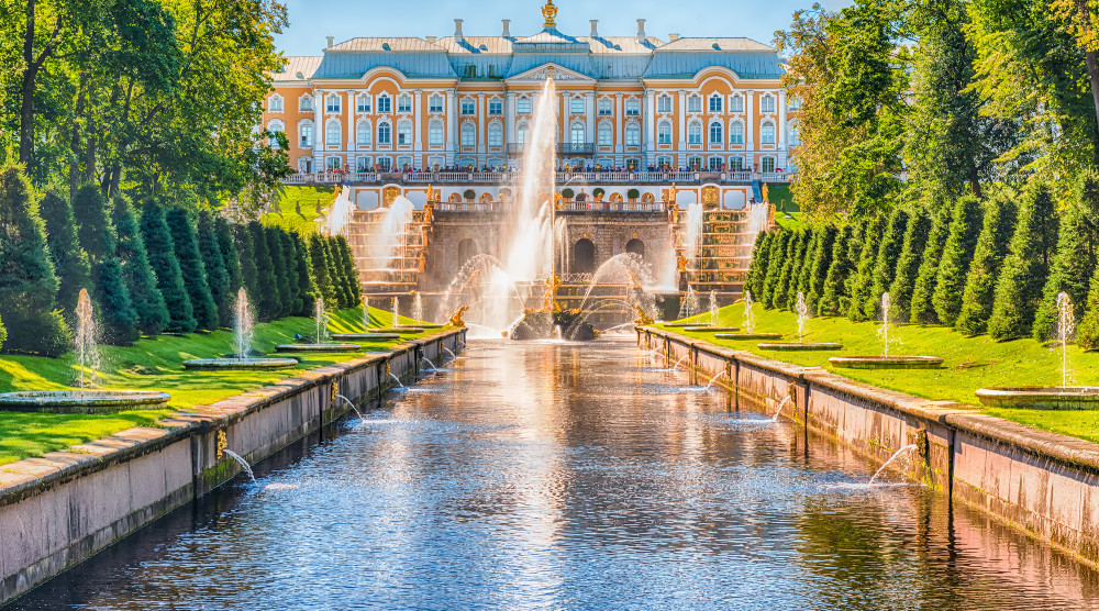 Дворец Монплезир в Петергофе, Санкт-Петербург, Россия – фотографии России