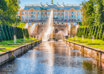 Дворец Монплезир в Петергофе, Санкт-Петербург, Россия – фотографии России