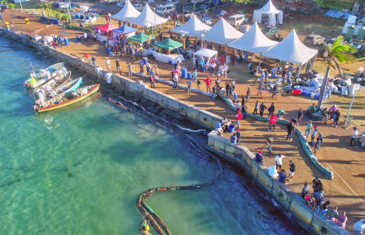 Побережье Маврикия, люди откачиваю нефть из воды – фотографии Маврикия