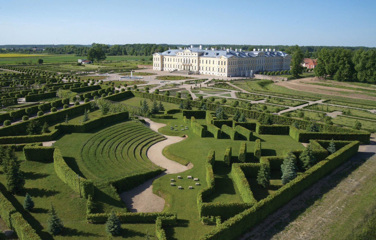 Рундальский дворец архитектуры барокко в Латвии – фотографии Латвии