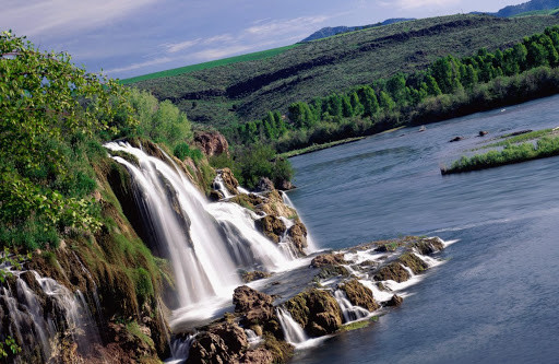 Водопад впадает в большие воды. Игуасу национальный парк. Аргентина. – фотографии Аргентины
