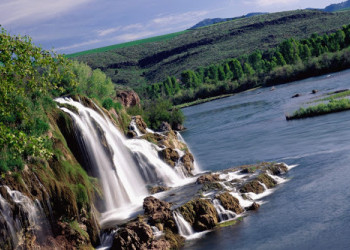 Водопад впадает в большие воды. Игуасу национальный парк. Аргентина. – фотографии Аргентины