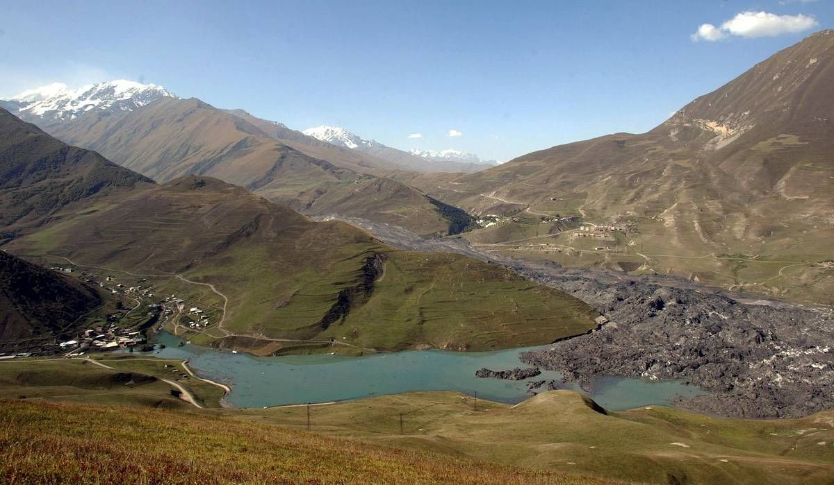 Ледник Колка накрыл ущелье, уже подтаивает – фотографии России
