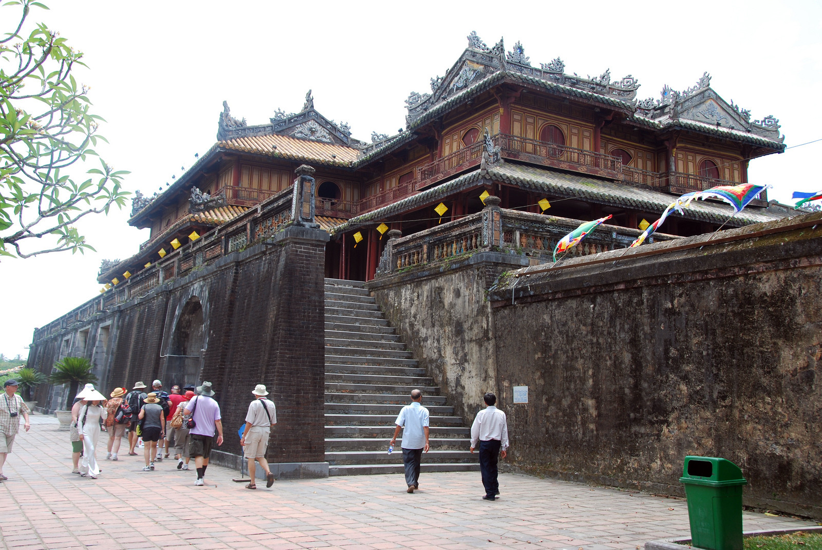 Ворота Нгомон (Ngọ Môn)  – были построены в 1833 году – фотографии Вьетнама