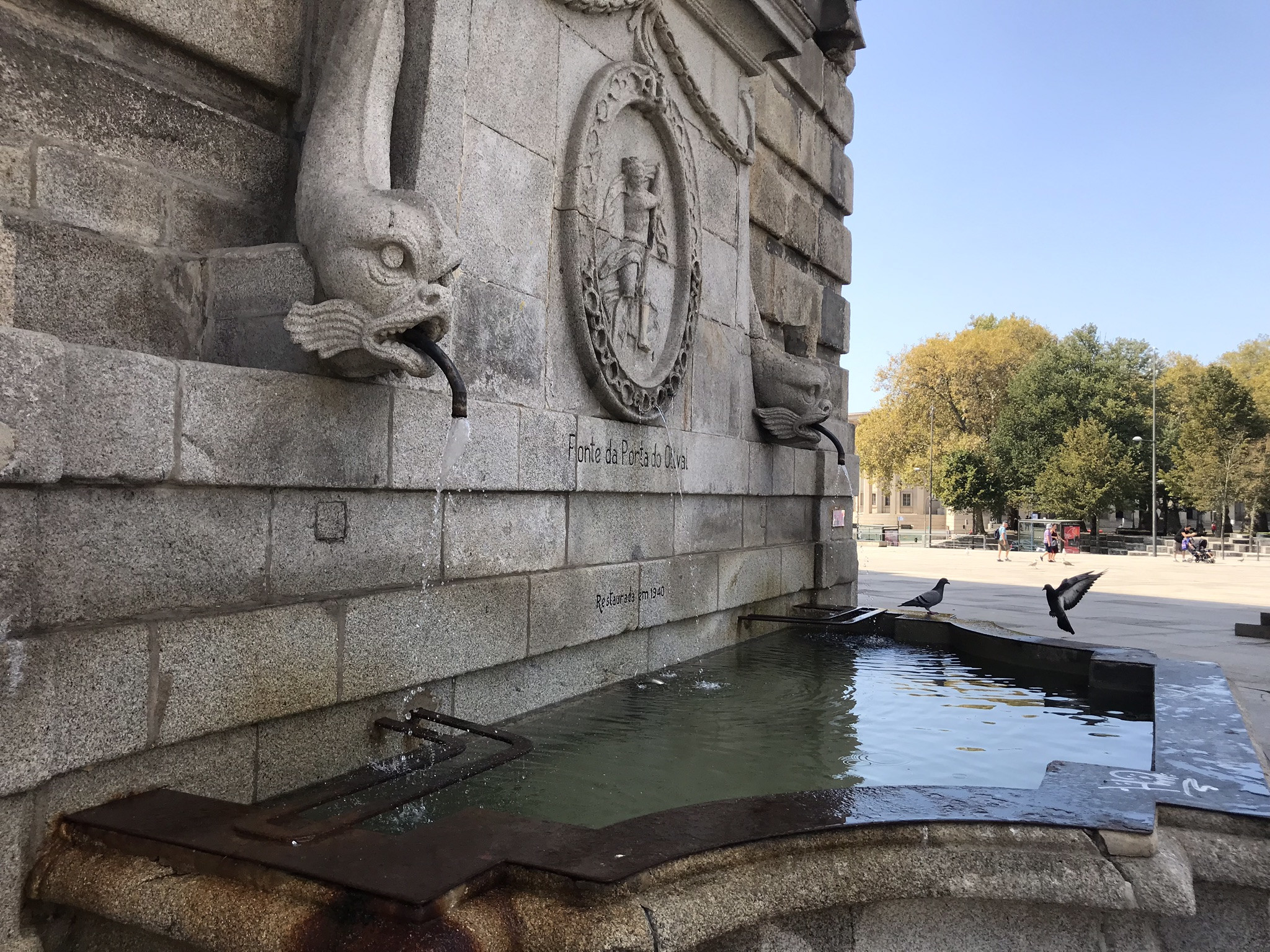 Фонтан Chafariz da Porta do Olival у здания Portuguese Centre of Photography – фотографии Португалии