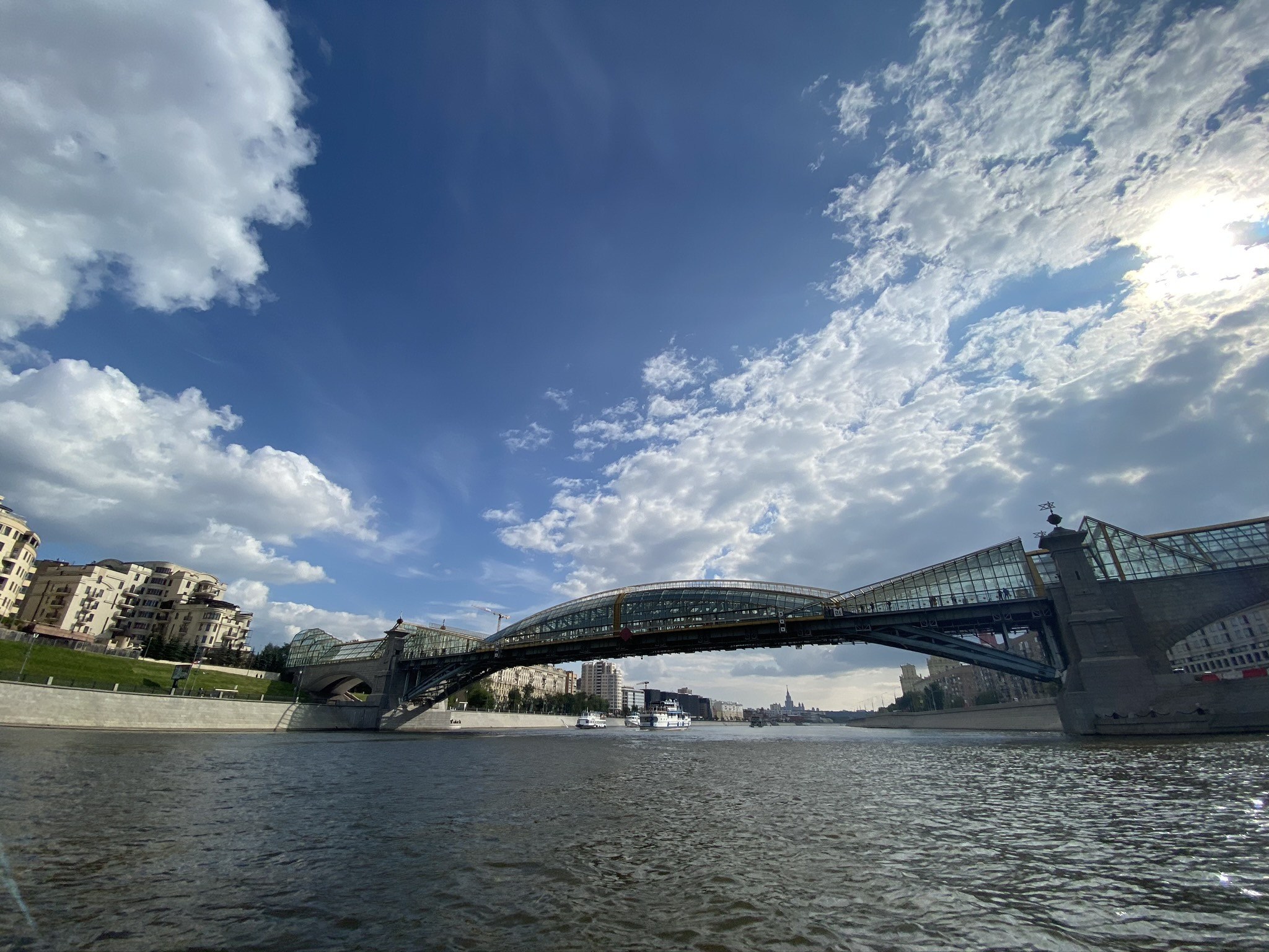 Вид на пешеходный мост Богдана Хмельницкого с воды, Москва – фотографии России