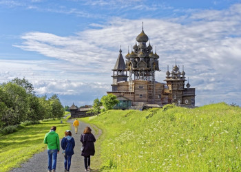 Главной и первой постройкой комплекса Кижи (Kizhi Pogost) стала Церковь Преображения господня – фотографии России