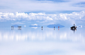 Туристы на высохшем озере Уюни – фотографии Боливии