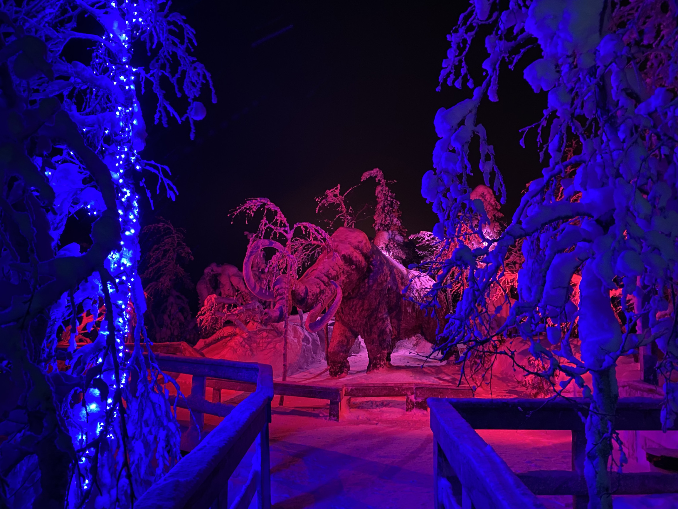 Мамонт в арт-парке «Таинственный лес», Кировск – фотографии России