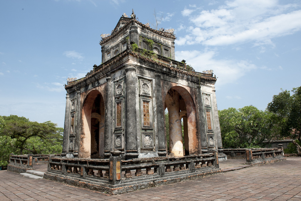 На территории гробницы Ты Дыка в окрестностях Хюэ – фотографии Вьетнама