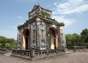 На территории гробницы Ты Дыка в окрестностях Хюэ – фотографии Вьетнама