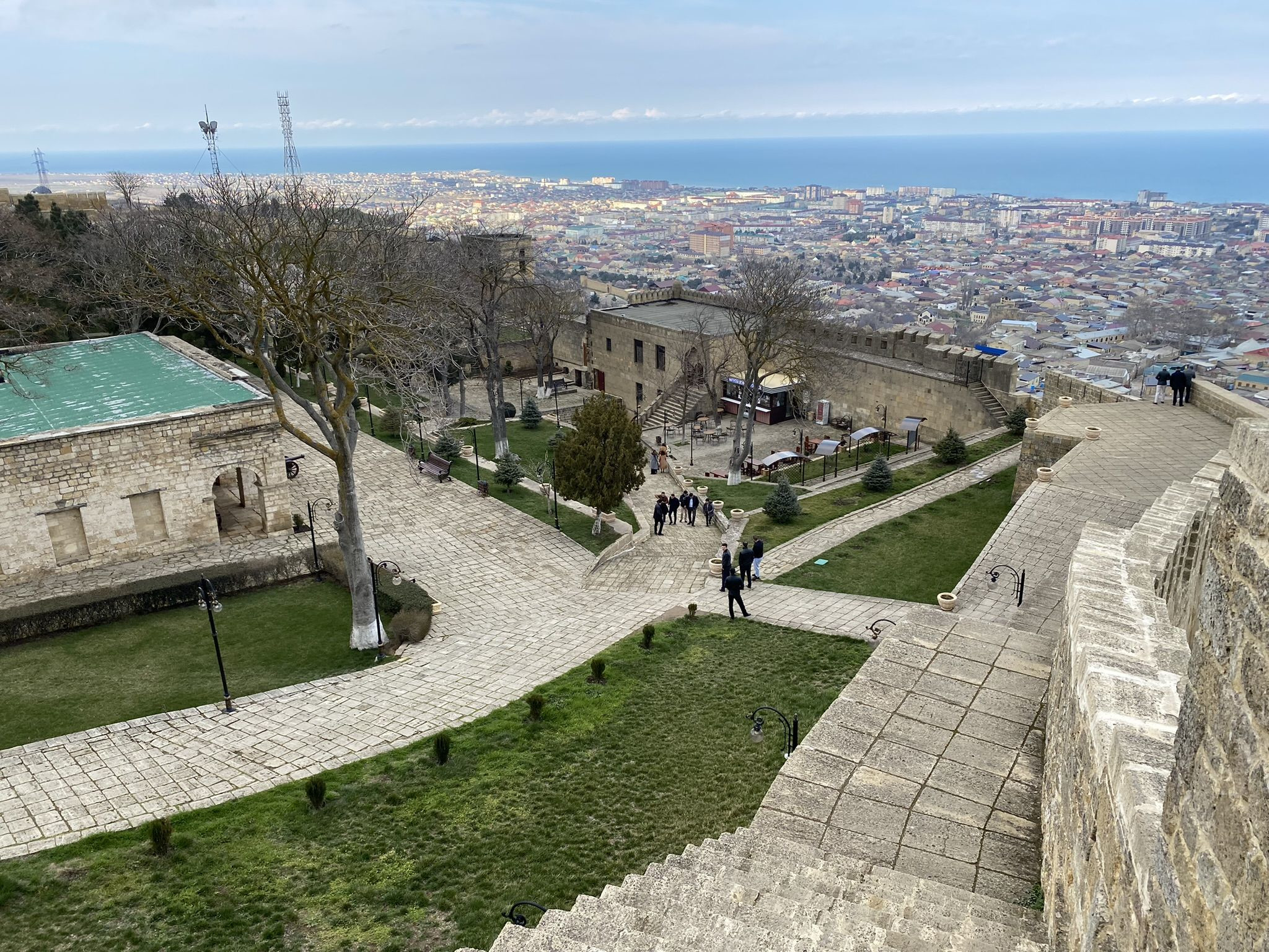 Цитадель Нарын-кала, вид с лестницы на стене крепости – фотографии России