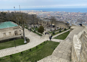 Цитадель Нарын-кала, вид с лестницы на стене крепости – фотографии России