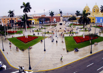 Пласа-де-Армас (Plaza-de-Armas) в Трухильо – фотографии Перу