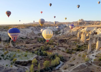 Мягкие вулканические породы размылись, создав ландшафт уникальных скальных образований в Каппадокии – фотографии Турции