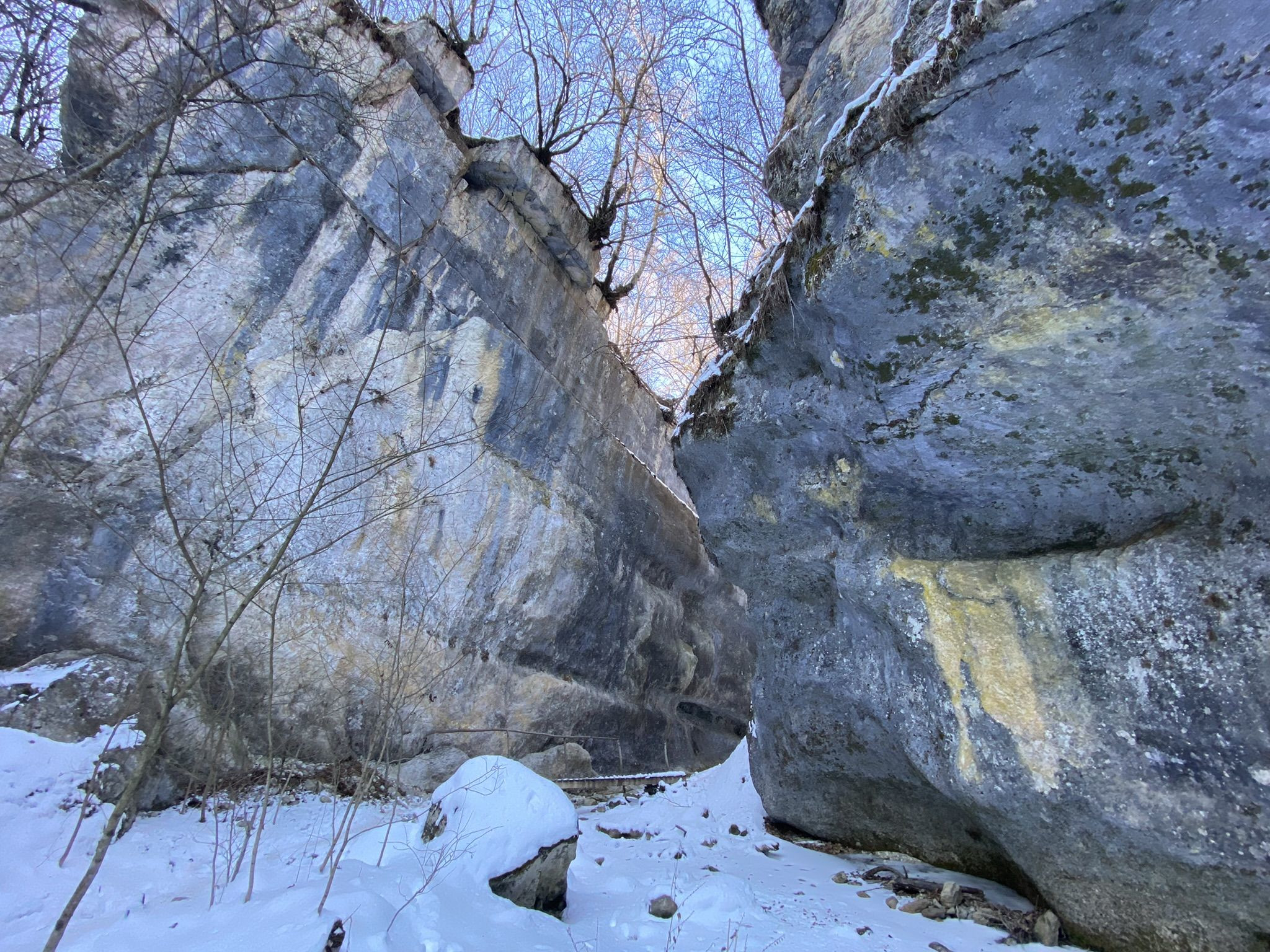 Тропинка к водопаду Кольцо, Северная Осетия – фотографии России