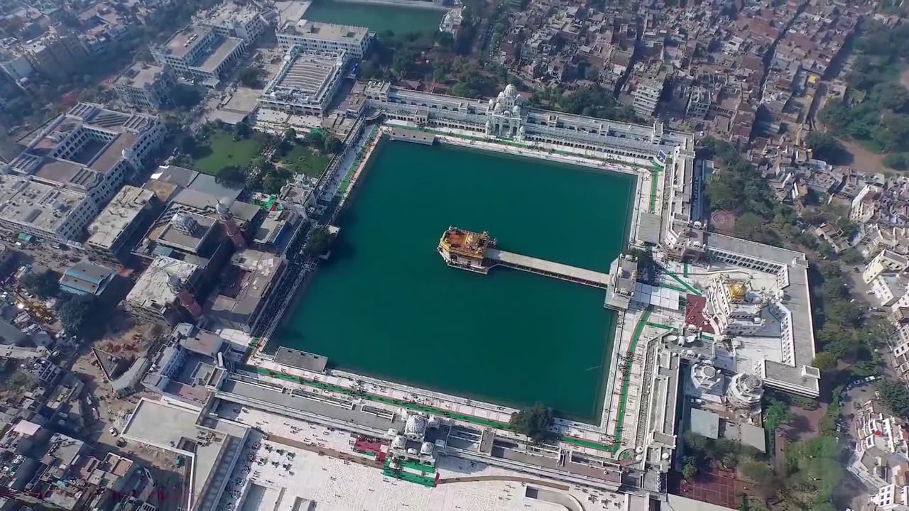 Золотой храм Хармандир-Сахиб (The Harmandir Sahib) расположен в индийском городе Амритсар – фотографии Индии