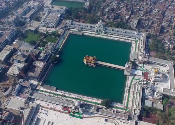 Золотой храм Хармандир-Сахиб (The Harmandir Sahib) расположен в индийском городе Амритсар – фотографии Индии