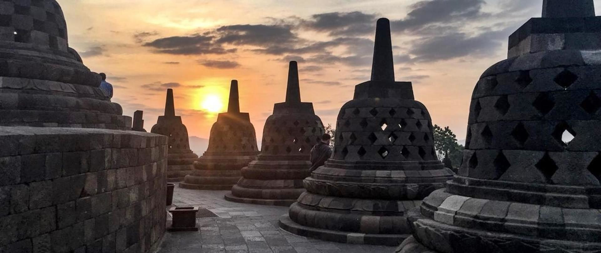 Паломники идут по часовой стрелке 7 раз на каждом из уровней, ведь такой ритуал принесёт им счастье – фотографии Индонезии