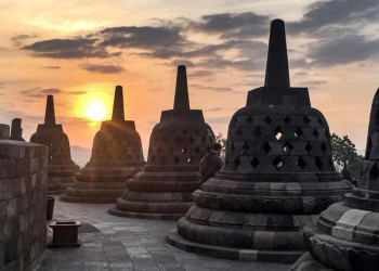 Паломники идут по часовой стрелке 7 раз на каждом из уровней, ведь такой ритуал принесёт им счастье – фотографии Индонезии