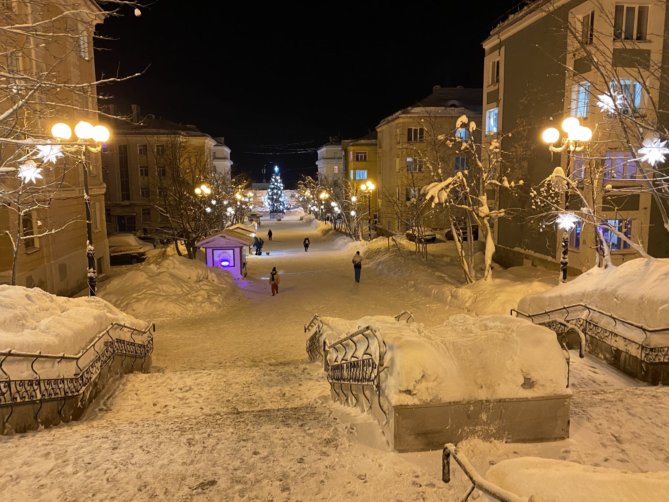 Вид на Курортный бульвар со стороны Дома культуры в Кировске – фотографии России