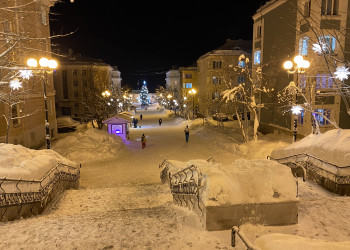 Вид на Курортный бульвар со стороны Дома культуры в Кировске – фотографии России