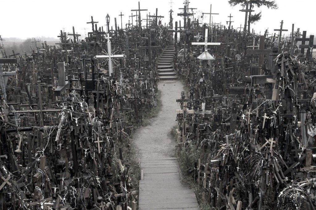 Гора Крестов (Kryžių kalnas) – это одно из самых известных священных мест для паломников в Литве – фотографии Литвы