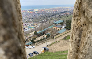 Нарын-кала, вид через крепостную стену – фотографии России
