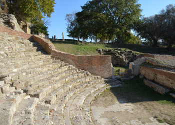 Разрушенные ступеньки театра. Аполлония. Албания – фотографии Албании