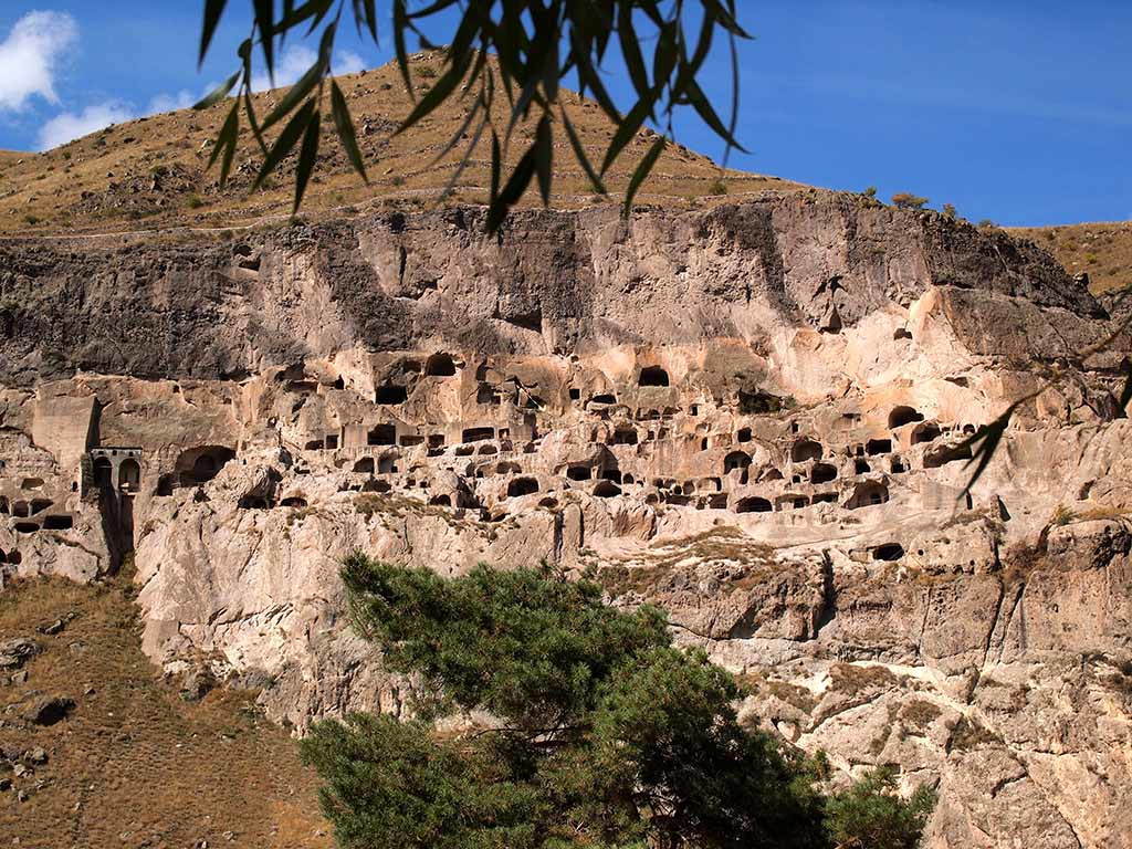 На сегодняшний день уцелело не более 30% от ранее великой крепости Вардзия в пещерном городе – фотографии Грузии