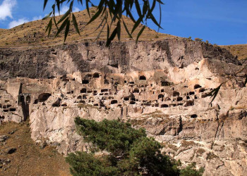 На сегодняшний день уцелело не более 30% от ранее великой крепости Вардзия в пещерном городе – фотографии Грузии