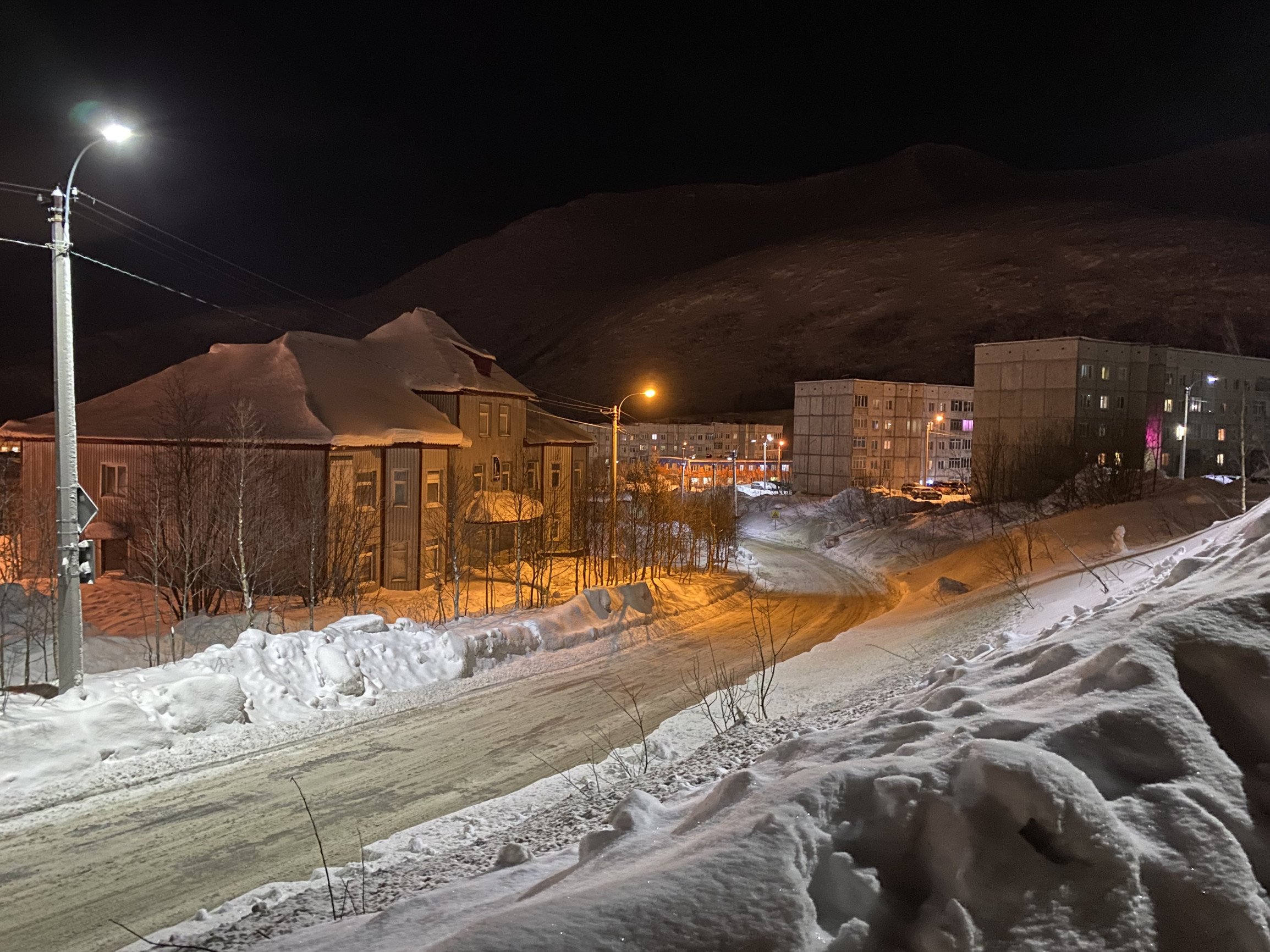 Вид на дома по улице Парковая в Кировске – фотографии России