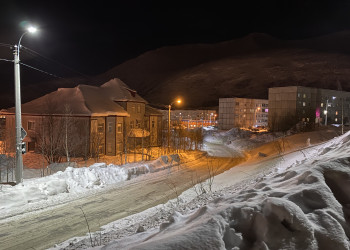 Вид на дома по улице Парковая в Кировске – фотографии России