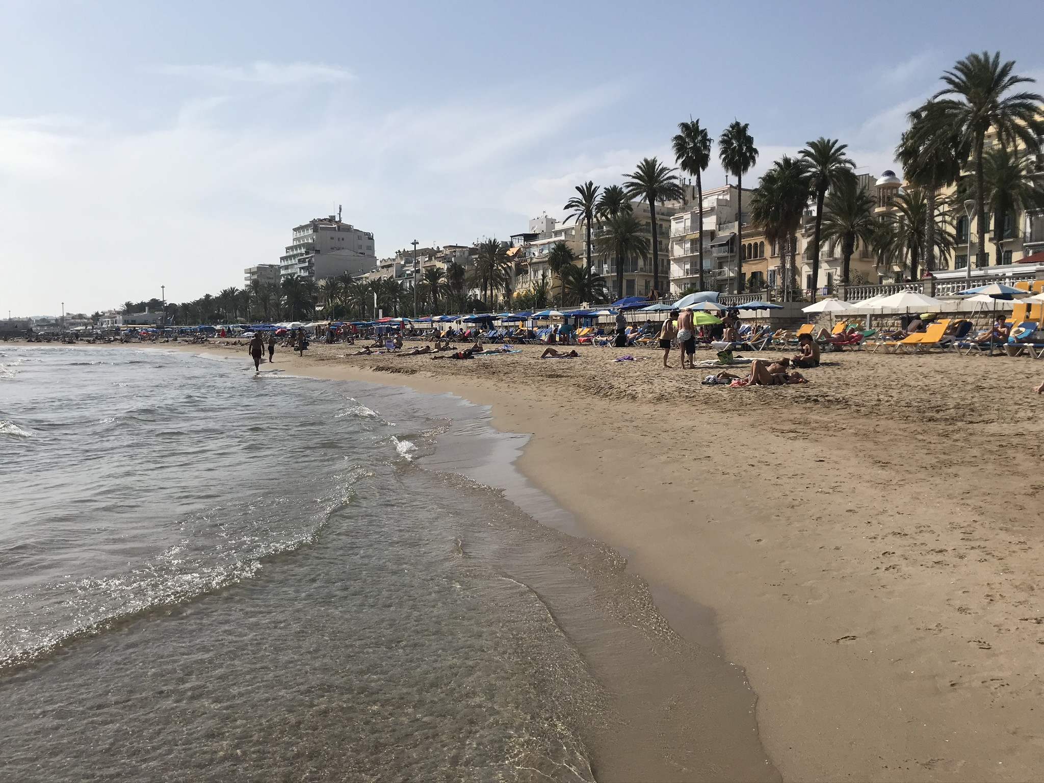 Вид на пляж Platja de la Ribera, Ситжес – фотографии Испании
