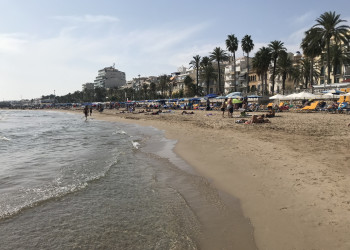 Вид на пляж Platja de la Ribera, Ситжес – фотографии Испании