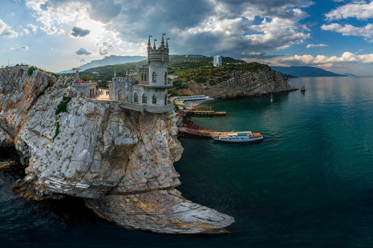 Ласточкино гнездо (Swallow's Nest) буквально свисает с 40-метрового обрыва над Чёрным морем в Крыму – фотографии России