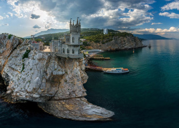 Ласточкино гнездо (Swallow's Nest) буквально свисает с 40-метрового обрыва над Чёрным морем в Крыму – фотографии России