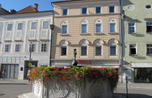 Цветущая клумба на площади. Вельс. Австрия – фотографии Австрии