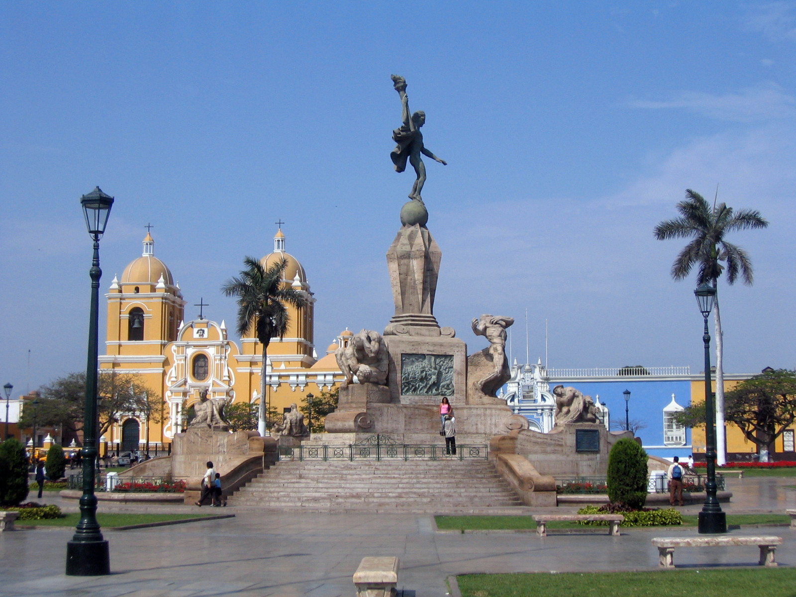 Статуя на площади Армас в Трухильо – фотографии Перу