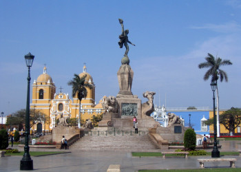 Статуя на площади Армас в Трухильо – фотографии Перу